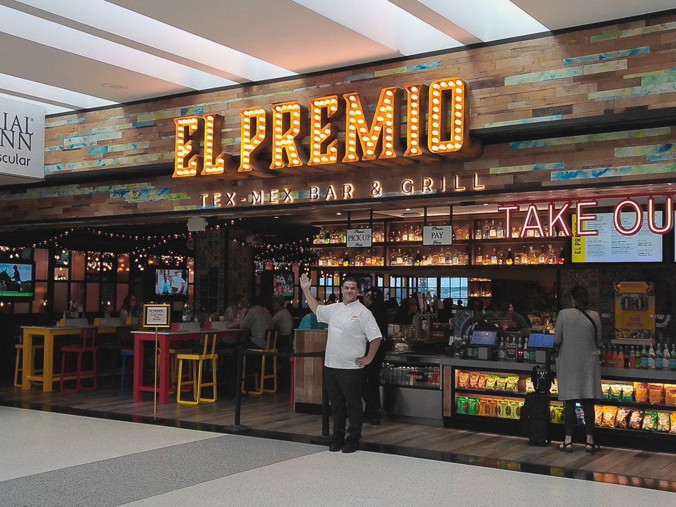 El Premio en el aeropuerto de Bush.jpg El Premio en el aeropuerto de Bush.jpg
